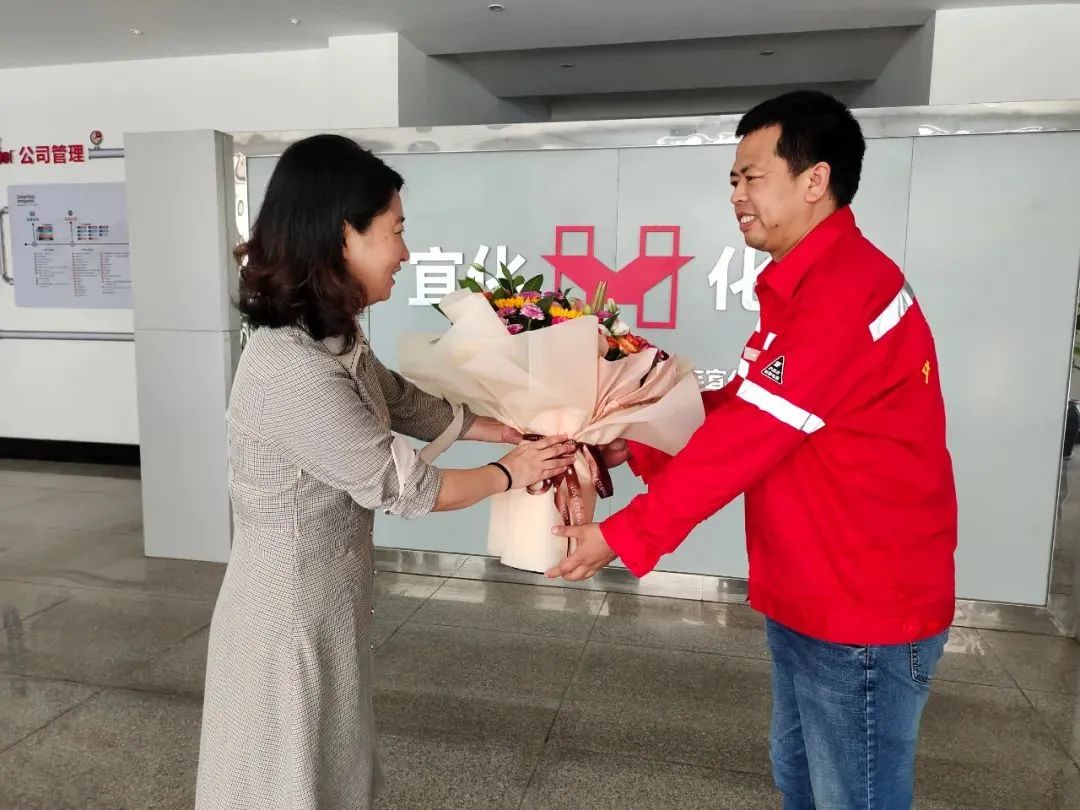 宜昌市總工會(huì)黨組成員、副主席李敏一行到化機(jī)公司慰問(wèn)市勞動(dòng)模范左霄(圖1) 圖片